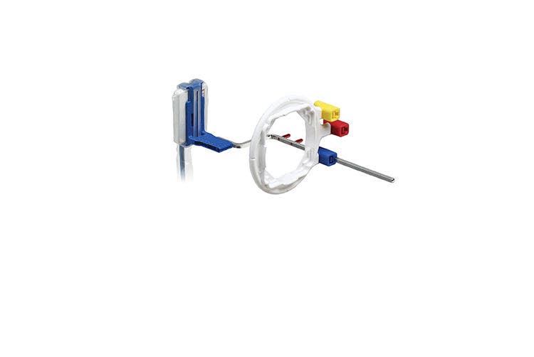 Sensor intraoral digital con soporte de posicionamiento utilizado para la obtención de imágenes de rayos X dentales.