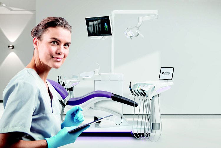 Un praticien dans un centre de soins dentaires moderne équipé d'un fauteuil dentaire de pointe, d'un système de distribution de soins et d'un écran d'imagerie radiographique.
