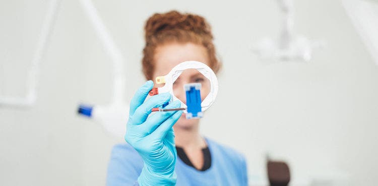 Un clinicien fait des images dentaires diagnostiques pour faciliter la planification précise des traitements préventifs.
