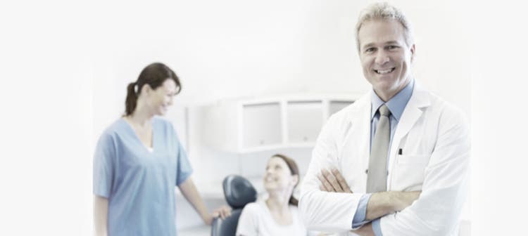 Des professionnels dentaires en formation clinique avec une séance pratique d'obturation