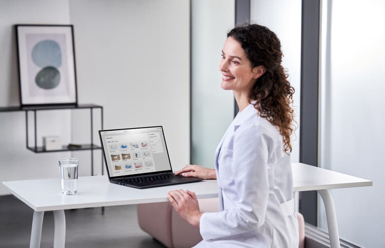Un dentiste utilise DS Core sur un ordinateur portable pour gérer les flux de travail numériques connectés en dentisterie au sein de son cabinet.
