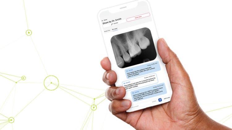 Main tenant un smartphone affichant une radiographie dentaire et l'interface d'une application de communication avec le patient